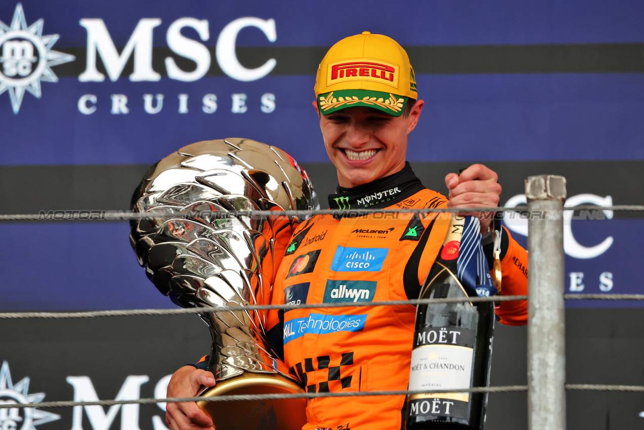 GP BRASILE, Gara winner Lando Norris (GBR) McLaren celebrates on the podium.

09.11.2025. Formula 1 World Championship, Rd 21, Brazilian Grand Prix, Sao Paulo, Brazil, Gara Day.

 - www.xpbimages.com, EMail: requests@xpbimages.com © Copyright: Rew / XPB Images