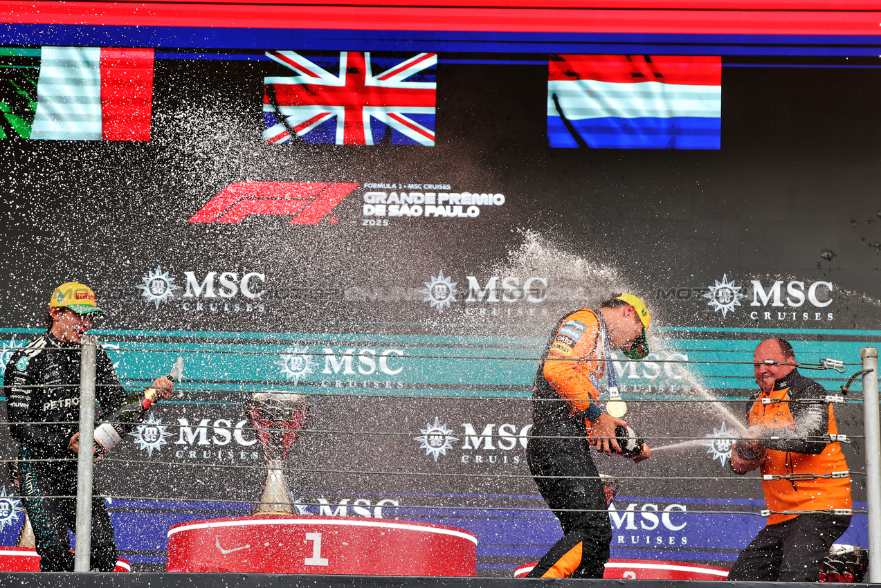 GP BRASILE, (L to R): Second placed Andrea Kimi Antonelli (ITA) Mercedes AMG F1 celebrates on the podium with vincitore Lando Norris (GBR) McLaren e Mark Norris (GBR) McLaren Director of Commercial Trackside Operations.

09.11.2025. Formula 1 World Championship, Rd 21, Brazilian Grand Prix, Sao Paulo, Brazil, Gara Day.

 - www.xpbimages.com, EMail: requests@xpbimages.com © Copyright: Rew / XPB Images