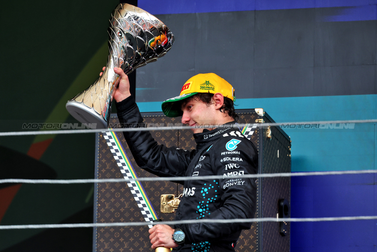 GP BRASILE, Andrea Kimi Antonelli (ITA) Mercedes AMG F1 celebrates his second position on the podium.

09.11.2025. Formula 1 World Championship, Rd 21, Brazilian Grand Prix, Sao Paulo, Brazil, Gara Day.

 - www.xpbimages.com, EMail: requests@xpbimages.com © Copyright: Rew / XPB Images