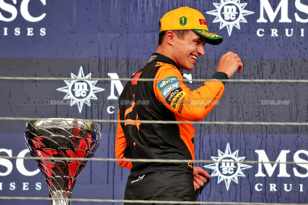 GP BRASILE, Gara winner Lando Norris (GBR) McLaren celebrates on the podium.

09.11.2025. Formula 1 World Championship, Rd 21, Brazilian Grand Prix, Sao Paulo, Brazil, Gara Day.

 - www.xpbimages.com, EMail: requests@xpbimages.com © Copyright: Rew / XPB Images
