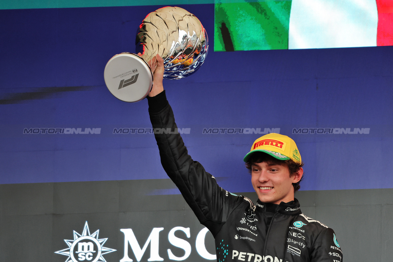 GP BRASILE, Andrea Kimi Antonelli (ITA) Mercedes AMG F1 celebrates his second position on the podium.

09.11.2025. Formula 1 World Championship, Rd 21, Brazilian Grand Prix, Sao Paulo, Brazil, Gara Day.

 - www.xpbimages.com, EMail: requests@xpbimages.com © Copyright: Rew / XPB Images