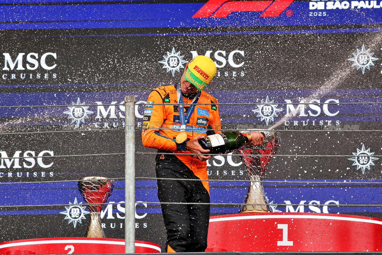 GP BRASILE, Gara winner Lando Norris (GBR) McLaren celebrates on the podium.

09.11.2025. Formula 1 World Championship, Rd 21, Brazilian Grand Prix, Sao Paulo, Brazil, Gara Day.

 - www.xpbimages.com, EMail: requests@xpbimages.com © Copyright: Rew / XPB Images