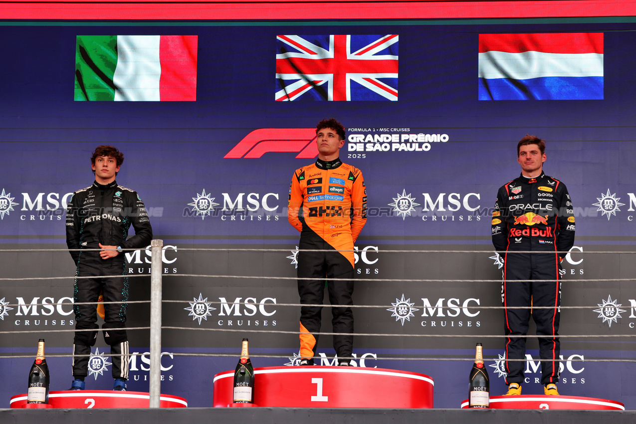 GP BRASILE, The podium (L to R): Andrea Kimi Antonelli (ITA) Mercedes AMG F1, second; Lando Norris (GBR) McLaren, vincitore; Max Verstappen (NLD) Red Bull Racing, third.

09.11.2025. Formula 1 World Championship, Rd 21, Brazilian Grand Prix, Sao Paulo, Brazil, Gara Day.

 - www.xpbimages.com, EMail: requests@xpbimages.com © Copyright: Rew / XPB Images