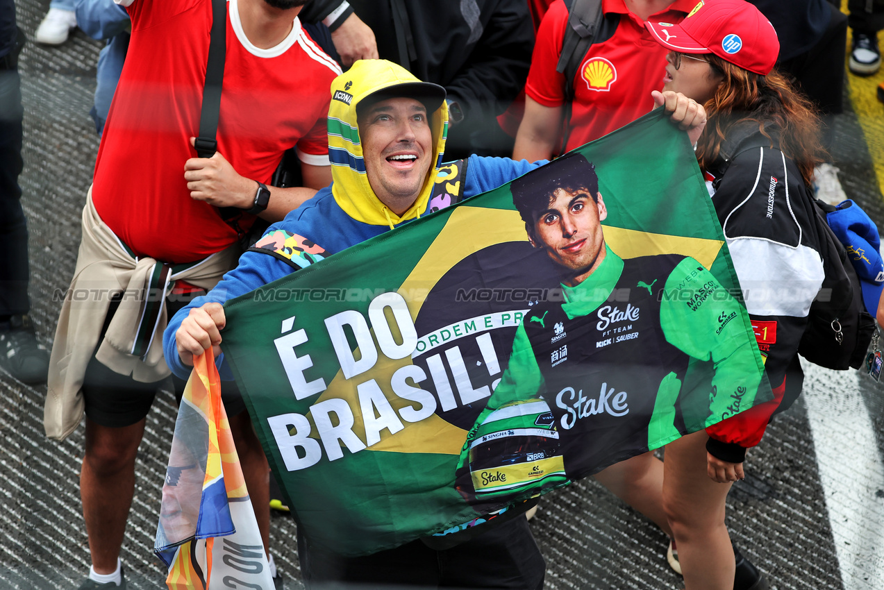 GP BRASILE, Circuit Atmosfera - Gabriel Bortoleto (BRA) Sauber fan at the podium.

09.11.2025. Formula 1 World Championship, Rd 21, Brazilian Grand Prix, Sao Paulo, Brazil, Gara Day.

 - www.xpbimages.com, EMail: requests@xpbimages.com © Copyright: Rew / XPB Images