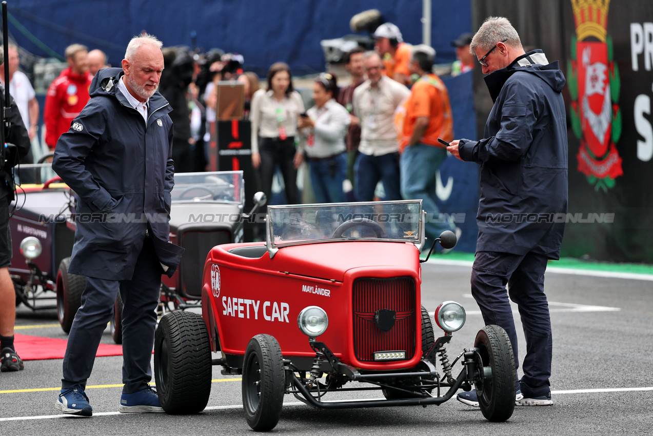 GP BRASILE, Bernd Maylander (GER) FIA Safety Car Driver with a mini FIA Safety Car.

09.11.2025. Formula 1 World Championship, Rd 21, Brazilian Grand Prix, Sao Paulo, Brazil, Gara Day.

- www.xpbimages.com, EMail: requests@xpbimages.com © Copyright: Batchelor / XPB Images