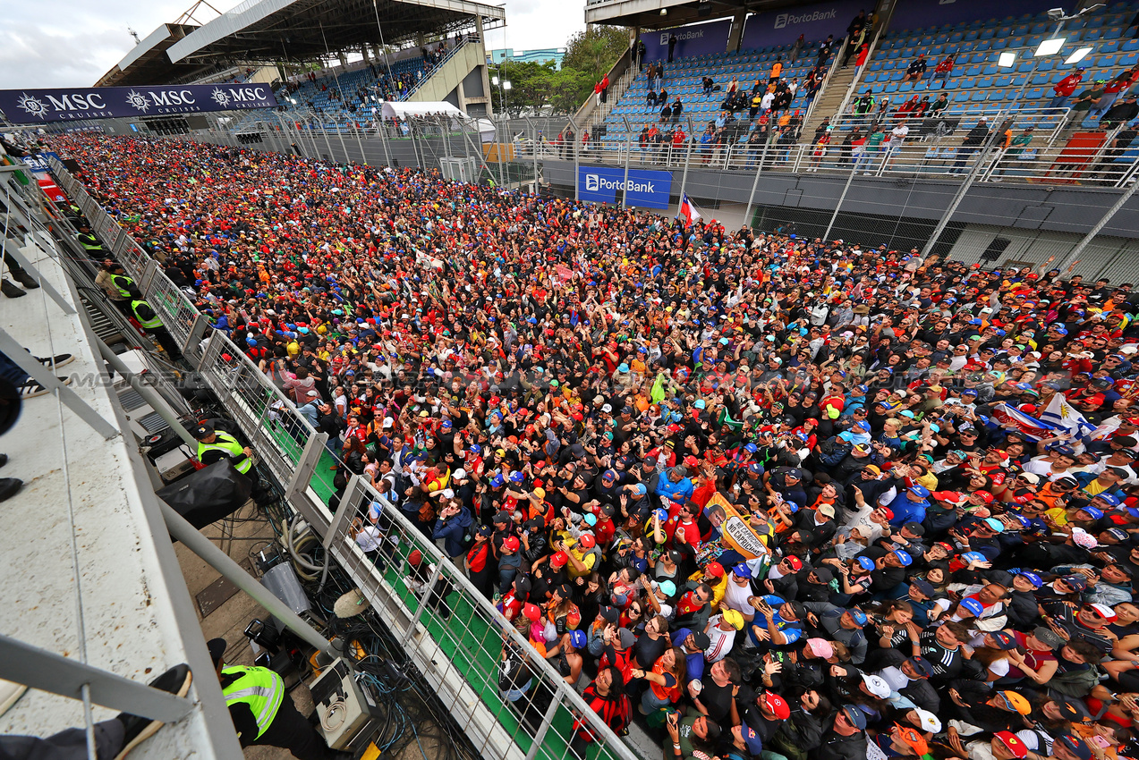 GP BRASILE, Circuit Atmosfera - fans on the circuit after the end of the race.

09.11.2025. Formula 1 World Championship, Rd 21, Brazilian Grand Prix, Sao Paulo, Brazil, Gara Day.

- www.xpbimages.com, EMail: requests@xpbimages.com © Copyright: XPB Images