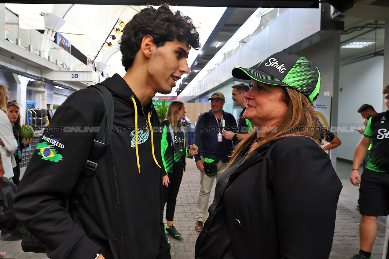 GP BRASILE, (L to R): Gabriel Bortoleto (BRA) Sauber with his mother Andrea Bortoleto (BRA).
09.11.2025. Formula 1 World Championship, Rd 21, Brazilian Grand Prix, Sao Paulo, Brazil, Gara Day.
- www.xpbimages.com, EMail: requests@xpbimages.com © Copyright: XPB Images