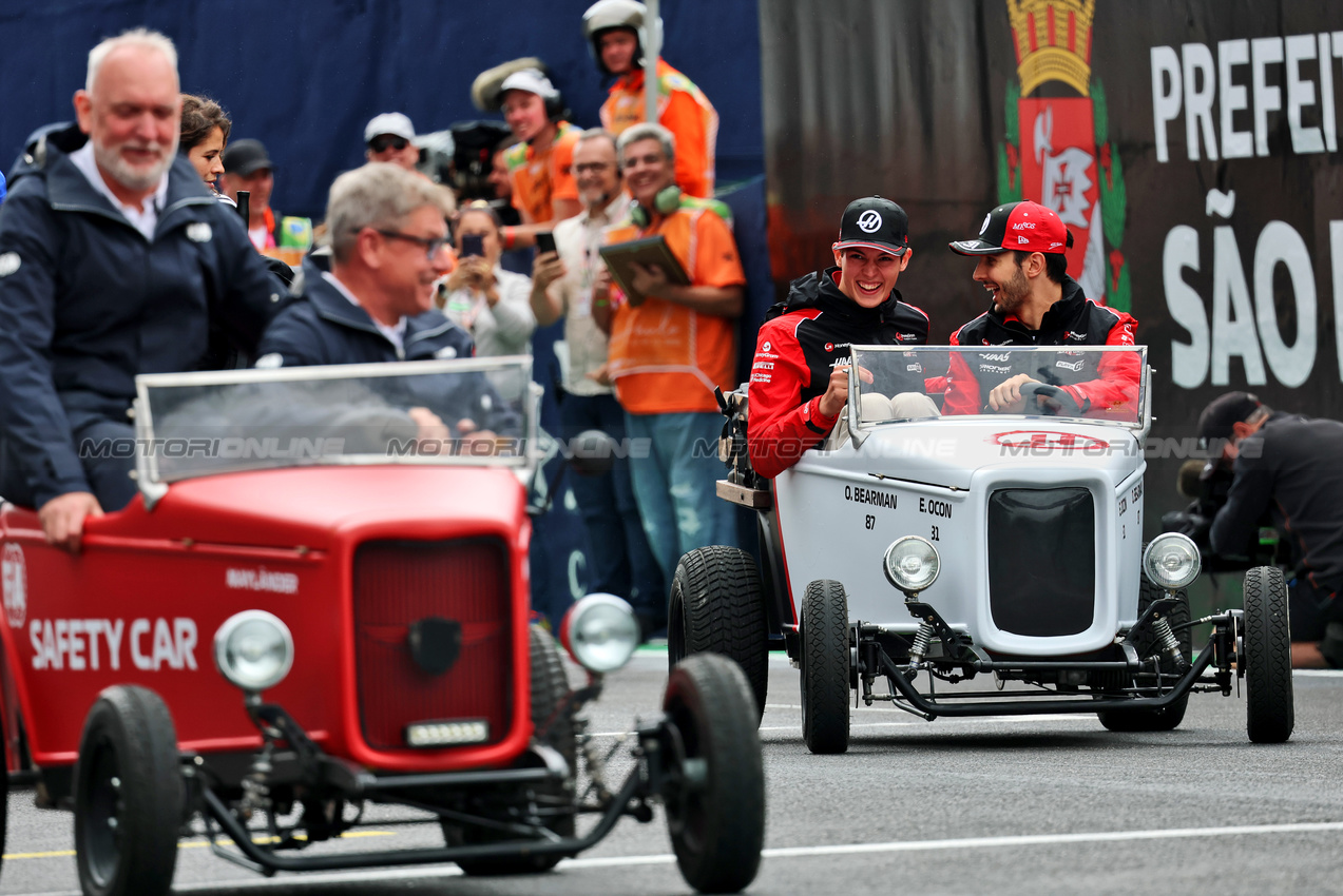 GP BRASILE, (L to R): Oliver Bearman (GBR) Haas F1 Team e Esteban Ocon (FRA) Haas F1 Team on the drivers' parade.

09.11.2025. Formula 1 World Championship, Rd 21, Brazilian Grand Prix, Sao Paulo, Brazil, Gara Day.

- www.xpbimages.com, EMail: requests@xpbimages.com © Copyright: Batchelor / XPB Images