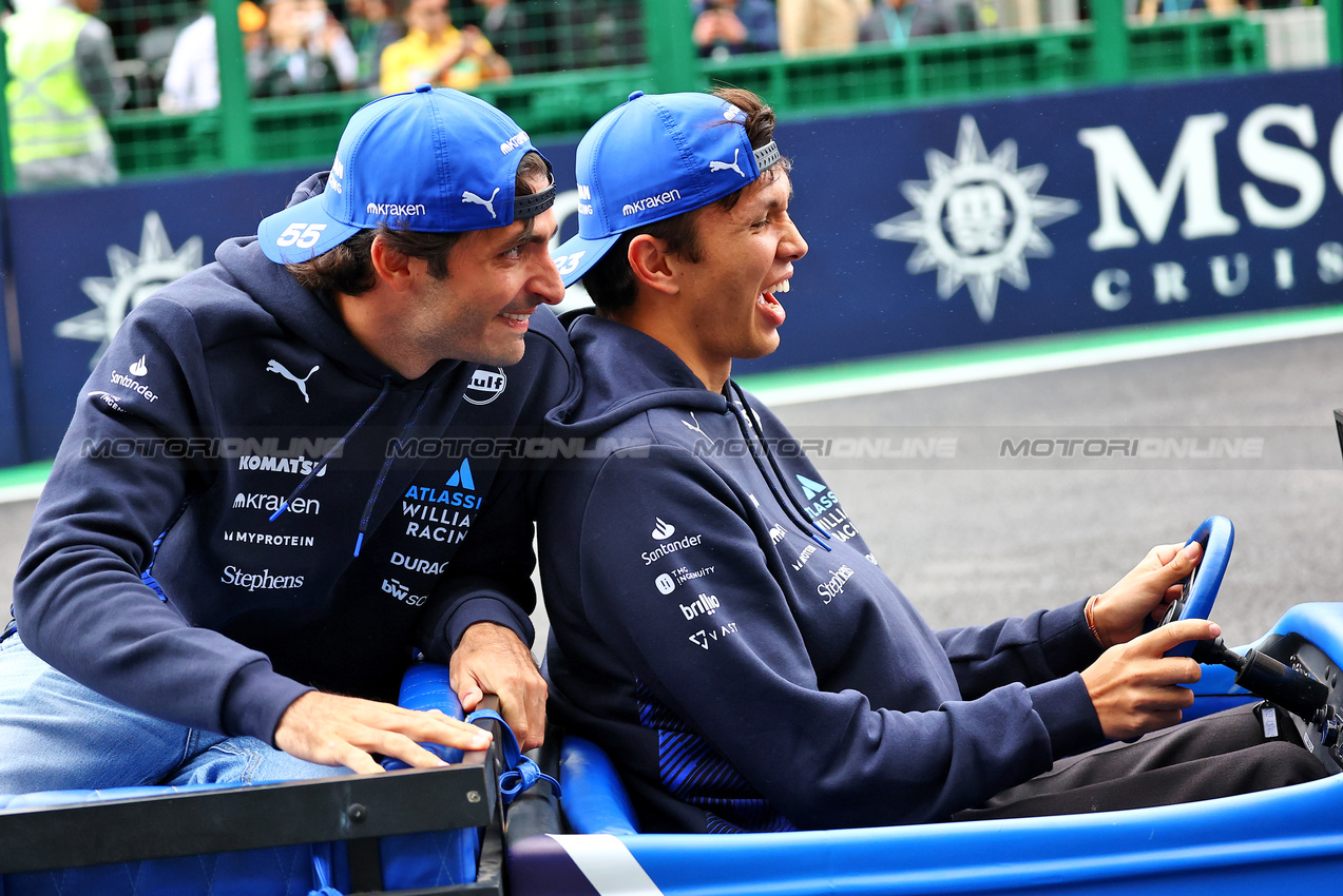 GP BRASILE, (L to R): Carlos Sainz (ESP) Atlassian Williams Racing e Alexander Albon (THA) Atlassian Williams Racing on the drivers' parade.

09.11.2025. Formula 1 World Championship, Rd 21, Brazilian Grand Prix, Sao Paulo, Brazil, Gara Day.

- www.xpbimages.com, EMail: requests@xpbimages.com © Copyright: XPB Images