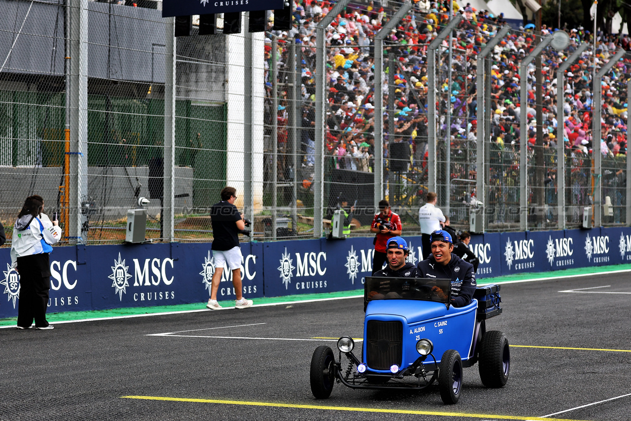 GP BRASILE, (L to R): Carlos Sainz (ESP) Atlassian Williams Racing e Alexander Albon (THA) Atlassian Williams Racing on the drivers' parade.

09.11.2025. Formula 1 World Championship, Rd 21, Brazilian Grand Prix, Sao Paulo, Brazil, Gara Day.

- www.xpbimages.com, EMail: requests@xpbimages.com © Copyright: XPB Images