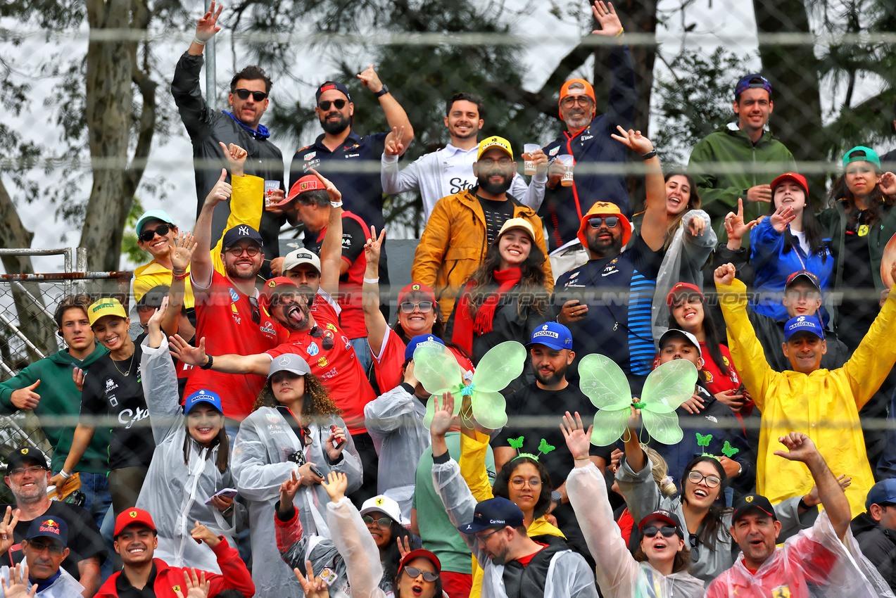 GP BRASILE, Circuit Atmosfera - fans in the grandstand.

09.11.2025. Formula 1 World Championship, Rd 21, Brazilian Grand Prix, Sao Paulo, Brazil, Gara Day.

- www.xpbimages.com, EMail: requests@xpbimages.com © Copyright: XPB Images