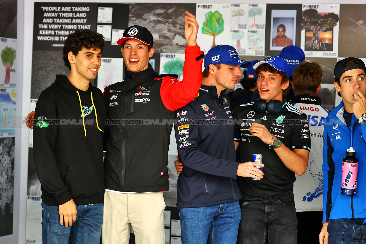GP BRASILE, (L to R): Gabriel Bortoleto (BRA) Sauber e Oliver Bearman (GBR) Haas F1 Team - F1Rest.
09.11.2025. Formula 1 World Championship, Rd 21, Brazilian Grand Prix, Sao Paulo, Brazil, Gara Day.
- www.xpbimages.com, EMail: requests@xpbimages.com © Copyright: XPB Images