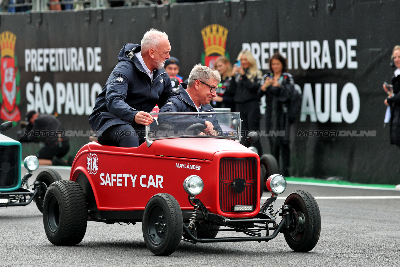 GP BRASILE, Bernd Maylander (GER) FIA Safety Car Driver on the drivers' parade.

09.11.2025. Formula 1 World Championship, Rd 21, Brazilian Grand Prix, Sao Paulo, Brazil, Gara Day.

- www.xpbimages.com, EMail: requests@xpbimages.com © Copyright: Batchelor / XPB Images