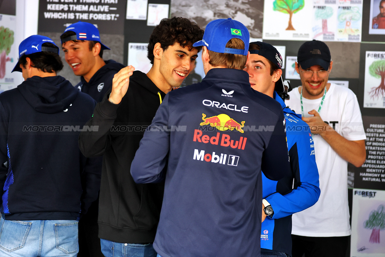 GP BRASILE, (L to R): Gabriel Bortoleto (BRA) Sauber with Max Verstappen (NLD) Red Bull Racing e Franco Colapinto (ARG) Alpine F1 Team - F1Rest.

09.11.2025. Formula 1 World Championship, Rd 21, Brazilian Grand Prix, Sao Paulo, Brazil, Gara Day.

- www.xpbimages.com, EMail: requests@xpbimages.com © Copyright: XPB Images