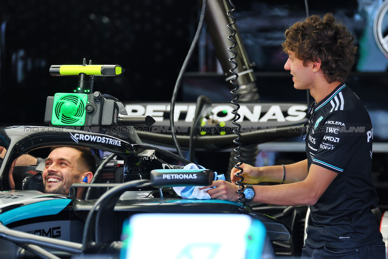 GP BRASILE, Andrea Kimi Antonelli (ITA) Mercedes AMG F1 W16.
09.11.2025. Formula 1 World Championship, Rd 21, Brazilian Grand Prix, Sao Paulo, Brazil, Gara Day.
- www.xpbimages.com, EMail: requests@xpbimages.com © Copyright: XPB Images