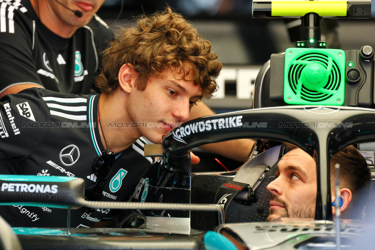 GP BRASILE, Andrea Kimi Antonelli (ITA) Mercedes AMG F1 W16.

09.11.2025. Formula 1 World Championship, Rd 21, Brazilian Grand Prix, Sao Paulo, Brazil, Gara Day.

- www.xpbimages.com, EMail: requests@xpbimages.com © Copyright: XPB Images