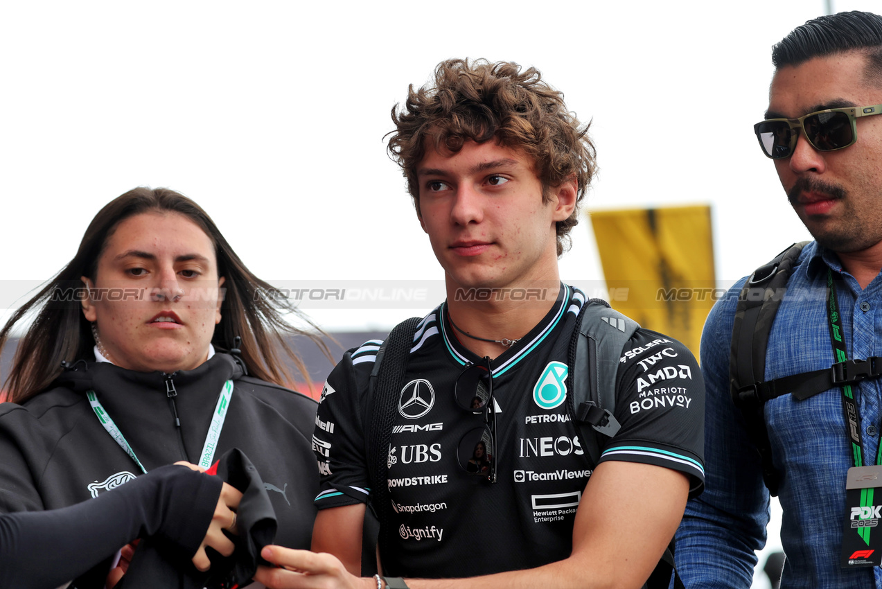 GP BRASILE, Andrea Kimi Antonelli (ITA) Mercedes AMG F1.
09.11.2025. Formula 1 World Championship, Rd 21, Brazilian Grand Prix, Sao Paulo, Brazil, Gara Day.
- www.xpbimages.com, EMail: requests@xpbimages.com © Copyright: Rew / XPB Images