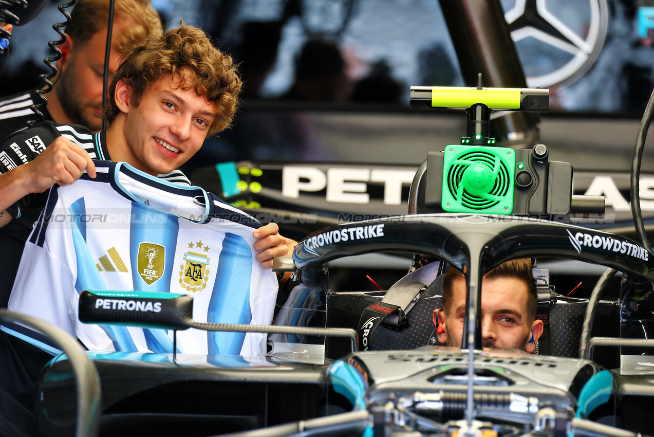 GP BRASILE, Andrea Kimi Antonelli (ITA) Mercedes AMG F1 W16.

09.11.2025. Formula 1 World Championship, Rd 21, Brazilian Grand Prix, Sao Paulo, Brazil, Gara Day.

- www.xpbimages.com, EMail: requests@xpbimages.com © Copyright: XPB Images