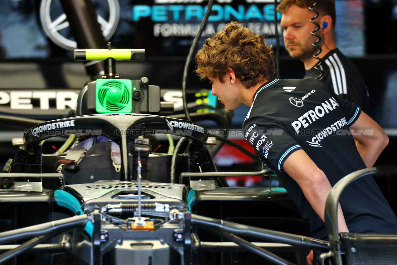 GP BRASILE, Andrea Kimi Antonelli (ITA) Mercedes AMG F1 W16.
09.11.2025. Formula 1 World Championship, Rd 21, Brazilian Grand Prix, Sao Paulo, Brazil, Gara Day.
- www.xpbimages.com, EMail: requests@xpbimages.com © Copyright: XPB Images