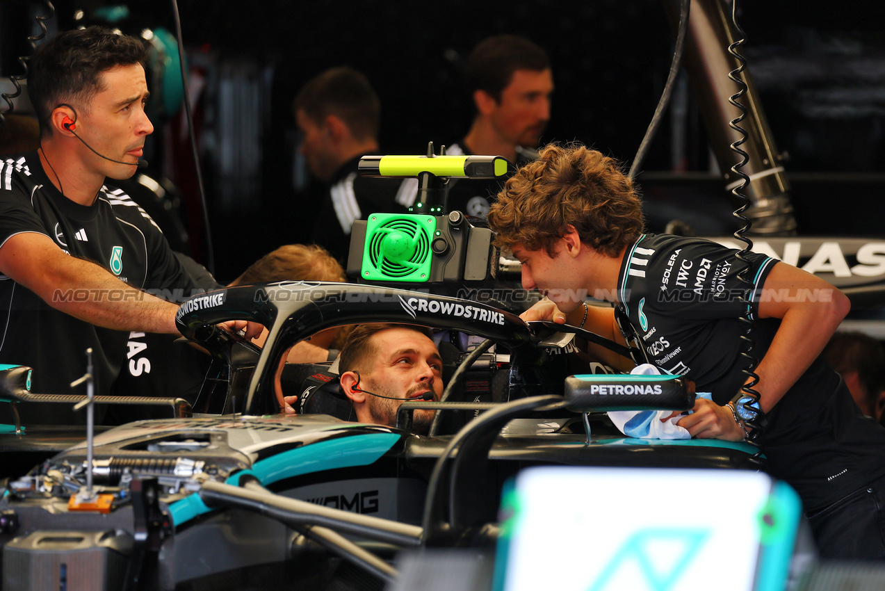 GP BRASILE, Andrea Kimi Antonelli (ITA) Mercedes AMG F1 W16.
09.11.2025. Formula 1 World Championship, Rd 21, Brazilian Grand Prix, Sao Paulo, Brazil, Gara Day.
- www.xpbimages.com, EMail: requests@xpbimages.com © Copyright: XPB Images