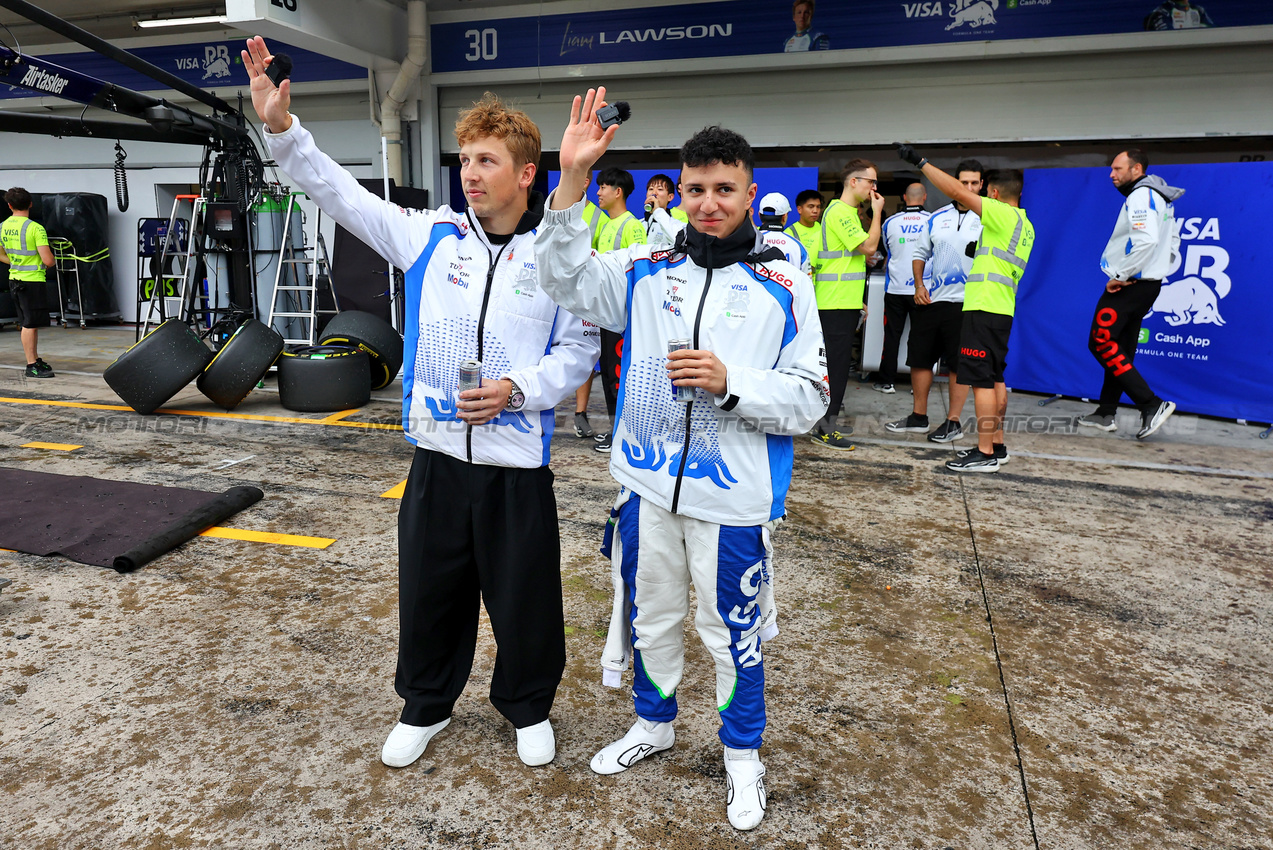 GP BRASILE, (L to R): Racing Bulls celebrate P7 e P8 for Liam Lawson (NZL) Racing Bulls e Isack Hadjar (FRA) Racing Bulls.
09.11.2025. Formula 1 World Championship, Rd 21, Brazilian Grand Prix, Sao Paulo, Brazil, Gara Day.
- www.xpbimages.com, EMail: requests@xpbimages.com © Copyright: XPB Images