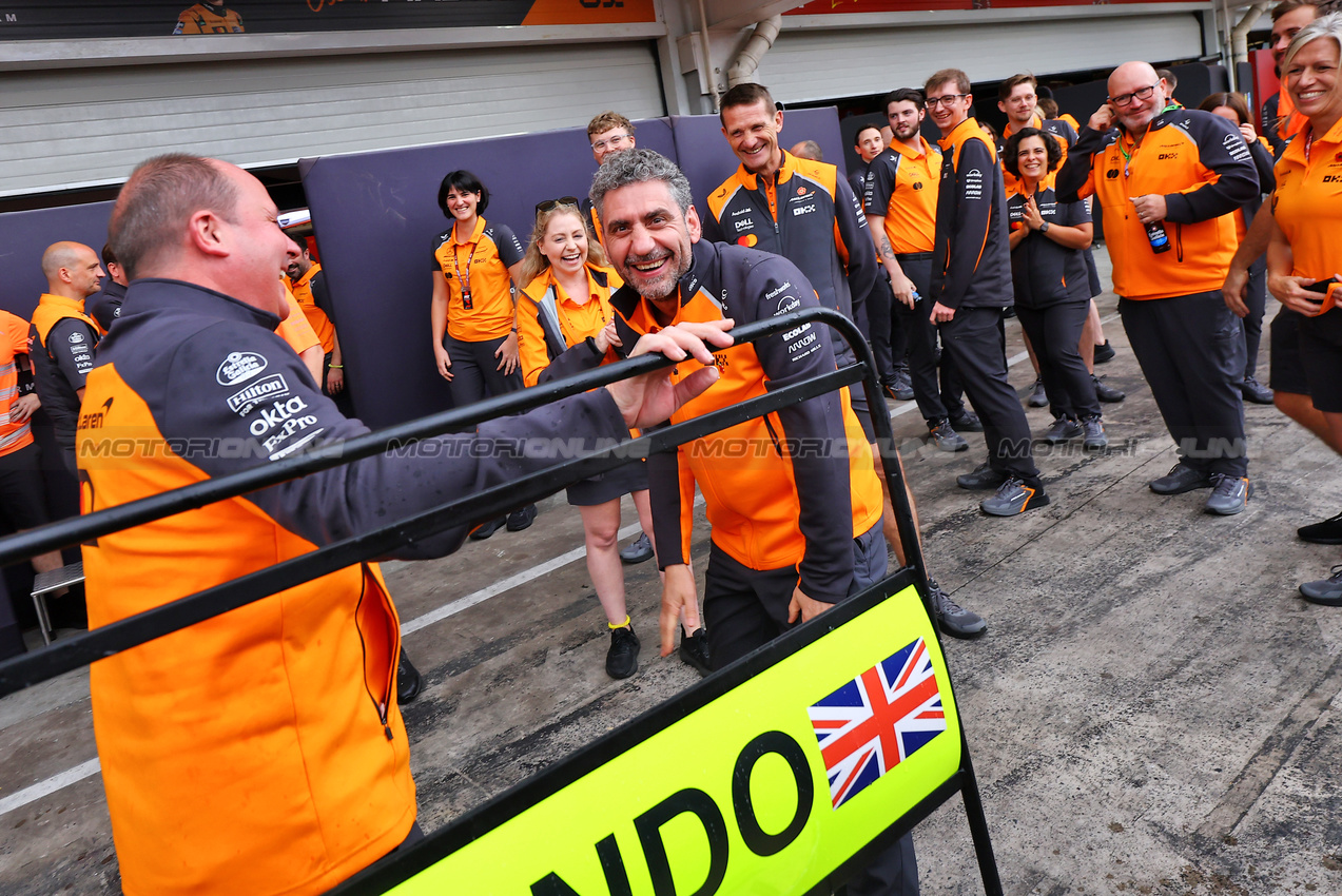 GP BRASILE, (L to R): Mark Norris (GBR) McLaren Director of Commercial Trackside Operations e Andrea Stella (ITA) McLaren Team Principal.

09.11.2025. Formula 1 World Championship, Rd 21, Brazilian Grand Prix, Sao Paulo, Brazil, Gara Day.

- www.xpbimages.com, EMail: requests@xpbimages.com © Copyright: XPB Images