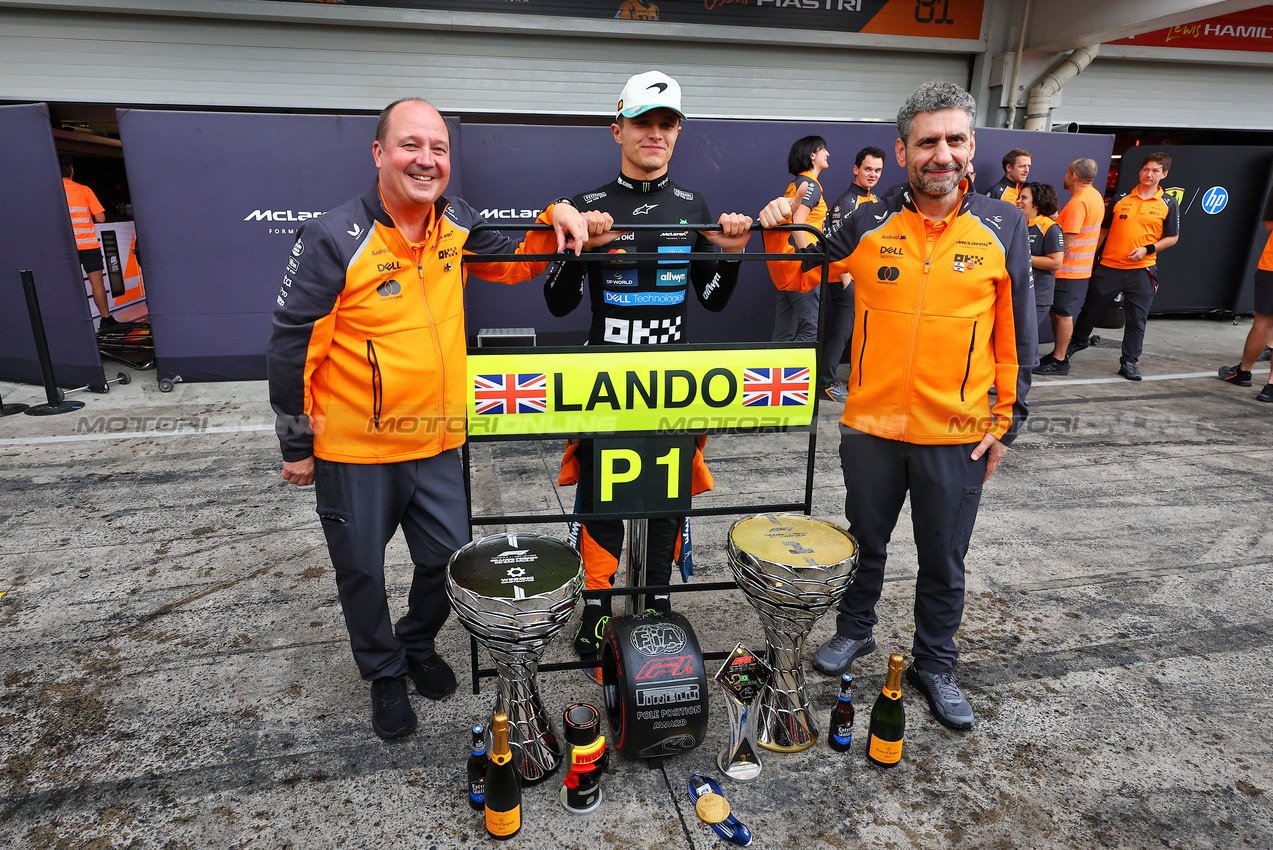 GP BRASILE, (L to R): Mark Norris (GBR) McLaren Director of Commercial Trackside Operations with vincitore Lando Norris (GBR) McLaren e Andrea Stella (ITA) McLaren Team Principal.

09.11.2025. Formula 1 World Championship, Rd 21, Brazilian Grand Prix, Sao Paulo, Brazil, Gara Day.

- www.xpbimages.com, EMail: requests@xpbimages.com © Copyright: XPB Images