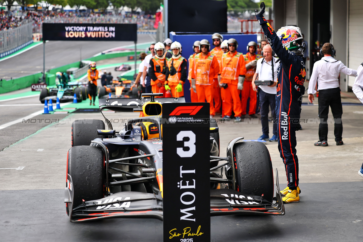 GP BRASILE, Max Verstappen (NLD) Red Bull Racing RB21 celebrates his third position in parc ferme.

09.11.2025. Formula 1 World Championship, Rd 21, Brazilian Grand Prix, Sao Paulo, Brazil, Gara Day.

- www.xpbimages.com, EMail: requests@xpbimages.com © Copyright: XPB Images