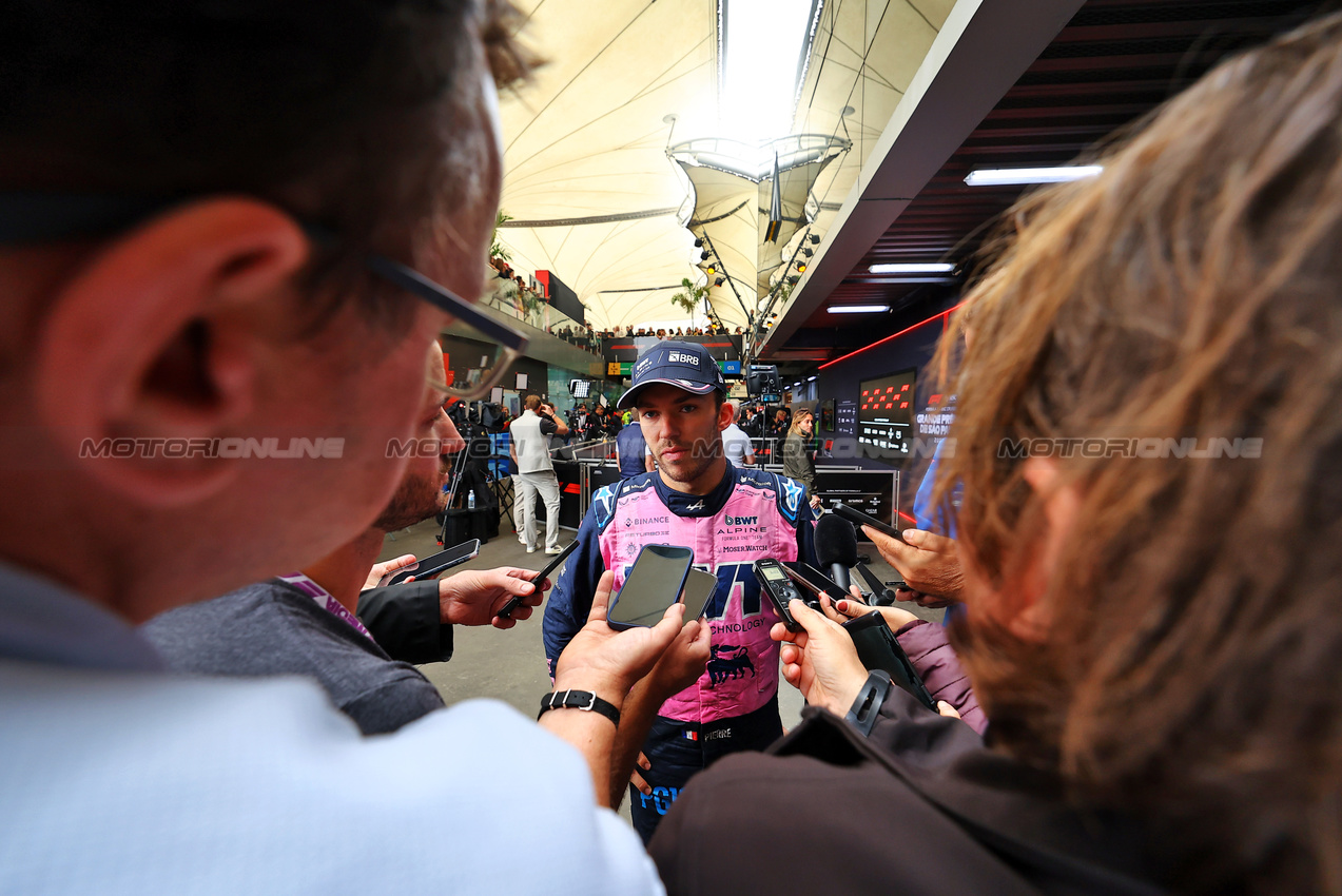 GP BRASILE, Pierre Gasly (FRA) Alpine F1 Team with the media.
09.11.2025. Formula 1 World Championship, Rd 21, Brazilian Grand Prix, Sao Paulo, Brazil, Gara Day.
- www.xpbimages.com, EMail: requests@xpbimages.com © Copyright: XPB Images