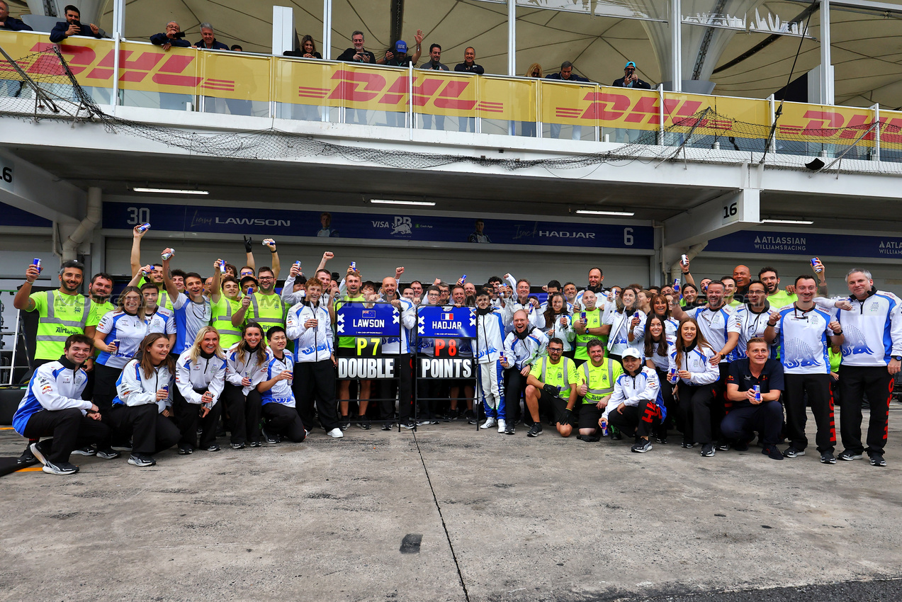 GP BRASILE, Racing Bulls celebrate P7 e P8 for Liam Lawson (NZL) Racing Bulls e Isack Hadjar (FRA) Racing Bulls.

09.11.2025. Formula 1 World Championship, Rd 21, Brazilian Grand Prix, Sao Paulo, Brazil, Gara Day.

- www.xpbimages.com, EMail: requests@xpbimages.com © Copyright: XPB Images