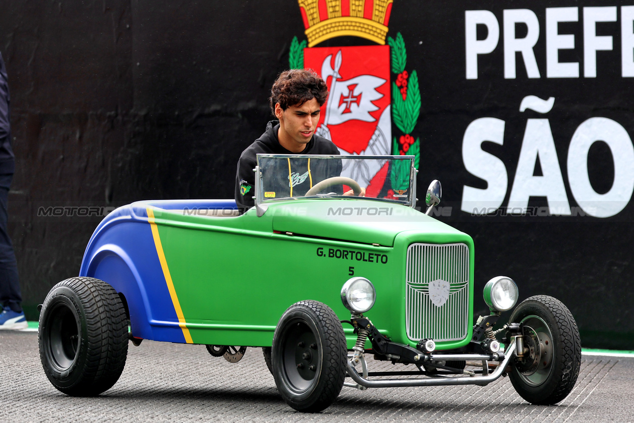 GP BRASILE, Gabriel Bortoleto (BRA) Sauber on the drivers' parade.
09.11.2025. Formula 1 World Championship, Rd 21, Brazilian Grand Prix, Sao Paulo, Brazil, Gara Day.
- www.xpbimages.com, EMail: requests@xpbimages.com © Copyright: Batchelor / XPB Images