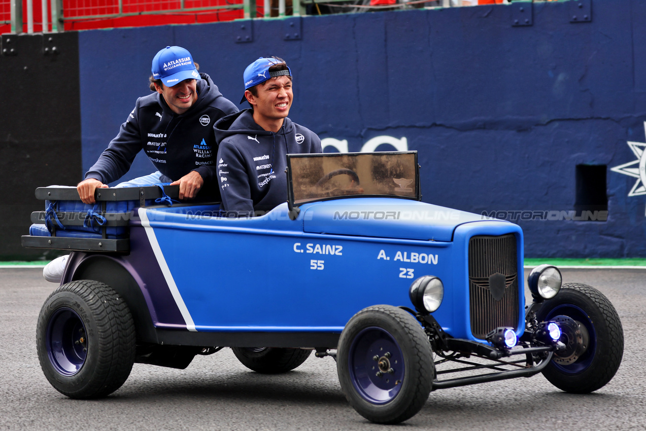 GP BRASILE, (L to R): Carlos Sainz (ESP) Atlassian Williams Racing e Alexander Albon (THA) Atlassian Williams Racing on the drivers' parade.

09.11.2025. Formula 1 World Championship, Rd 21, Brazilian Grand Prix, Sao Paulo, Brazil, Gara Day.

- www.xpbimages.com, EMail: requests@xpbimages.com © Copyright: Batchelor / XPB Images