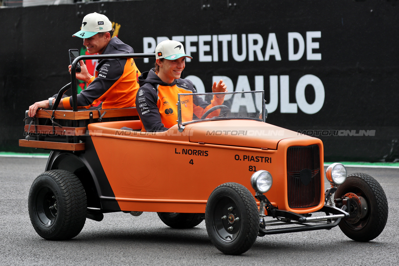 GP BRASILE, (L to R): Lando Norris (GBR) McLaren e Oscar Piastri (AUS) McLaren on the drivers' parade.
09.11.2025. Formula 1 World Championship, Rd 21, Brazilian Grand Prix, Sao Paulo, Brazil, Gara Day.
- www.xpbimages.com, EMail: requests@xpbimages.com © Copyright: Batchelor / XPB Images