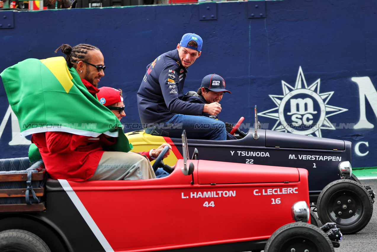 GP BRASILE, (L to R): Lewis Hamilton (GBR) Ferrari; Charles Leclerc (MON) Ferrari; Max Verstappen (NLD) Red Bull Racing; e Yuki Tsunoda (JPN) Red Bull Racing on the drivers' parade.
09.11.2025. Formula 1 World Championship, Rd 21, Brazilian Grand Prix, Sao Paulo, Brazil, Gara Day.
- www.xpbimages.com, EMail: requests@xpbimages.com © Copyright: Batchelor / XPB Images