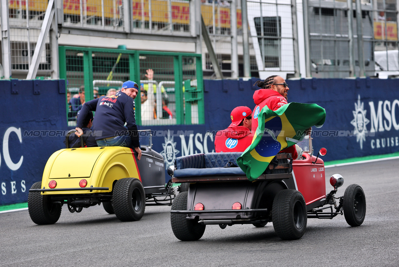 GP BRASILE, (L to R): Yuki Tsunoda (JPN) Red Bull Racing; Max Verstappen (NLD) Red Bull Racing; Charles Leclerc (MON) Ferrari; e Lewis Hamilton (GBR) Ferrari, on the drivers' parade.

09.11.2025. Formula 1 World Championship, Rd 21, Brazilian Grand Prix, Sao Paulo, Brazil, Gara Day.

- www.xpbimages.com, EMail: requests@xpbimages.com © Copyright: Batchelor / XPB Images
