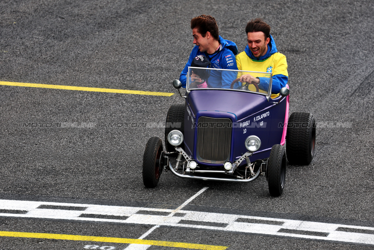 GP BRASILE, (L to R): Franco Colapinto (ARG) Alpine F1 Team e Pierre Gasly (FRA) Alpine F1 Team on the drivers' parade.

09.11.2025. Formula 1 World Championship, Rd 21, Brazilian Grand Prix, Sao Paulo, Brazil, Gara Day.

- www.xpbimages.com, EMail: requests@xpbimages.com © Copyright: Batchelor / XPB Images