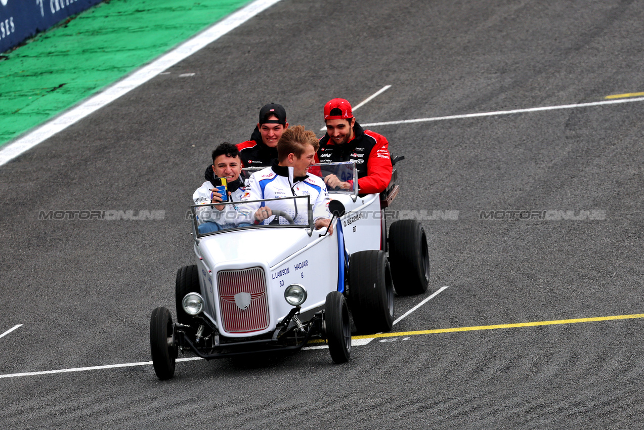 GP BRASILE, (L to R): Isack Hadjar (FRA) Racing Bulls; Oliver Bearman (GBR) Haas F1 Team; Liam Lawson (NZL) Racing Bulls; e Esteban Ocon (FRA) Haas F1 Team, on the drivers' parade.

09.11.2025. Formula 1 World Championship, Rd 21, Brazilian Grand Prix, Sao Paulo, Brazil, Gara Day.

- www.xpbimages.com, EMail: requests@xpbimages.com © Copyright: Batchelor / XPB Images