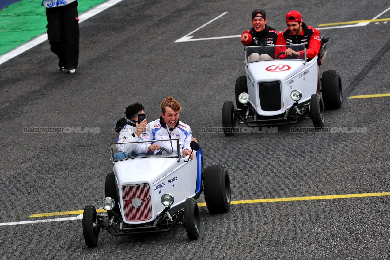 GP BRASILE, (L to R): Isack Hadjar (FRA) Racing Bulls; Liam Lawson (NZL) Racing Bulls; Oliver Bearman (GBR) Haas F1 Team; e Esteban Ocon (FRA) Haas F1 Team, on the drivers' parade.

09.11.2025. Formula 1 World Championship, Rd 21, Brazilian Grand Prix, Sao Paulo, Brazil, Gara Day.

- www.xpbimages.com, EMail: requests@xpbimages.com © Copyright: Batchelor / XPB Images