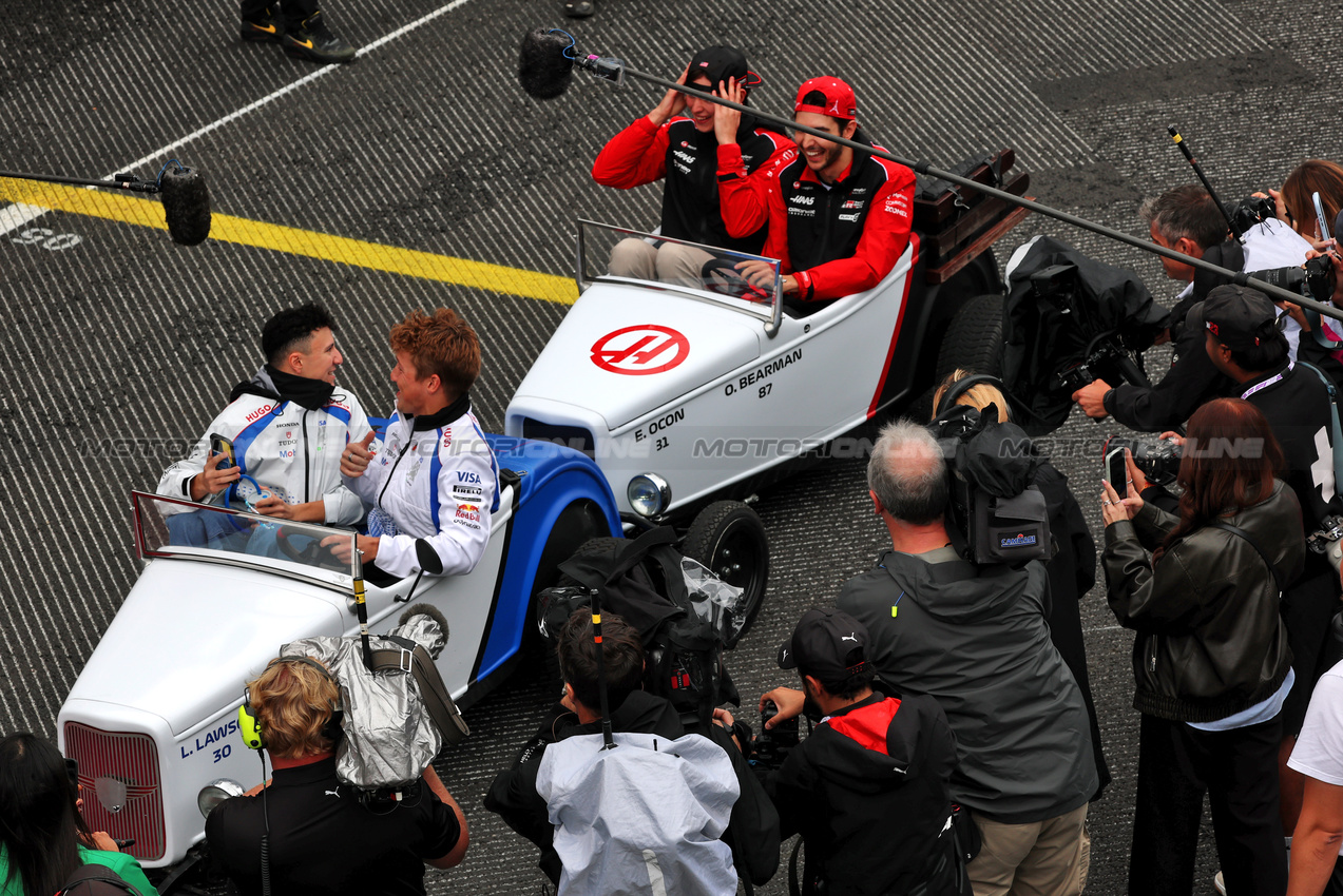 GP BRASILE, (L to R): Isack Hadjar (FRA) Racing Bulls; Liam Lawson (NZL) Racing Bulls; Oliver Bearman (GBR) Haas F1 Team; e Esteban Ocon (FRA) Haas F1 Team, on the drivers' parade.

09.11.2025. Formula 1 World Championship, Rd 21, Brazilian Grand Prix, Sao Paulo, Brazil, Gara Day.

- www.xpbimages.com, EMail: requests@xpbimages.com © Copyright: Batchelor / XPB Images