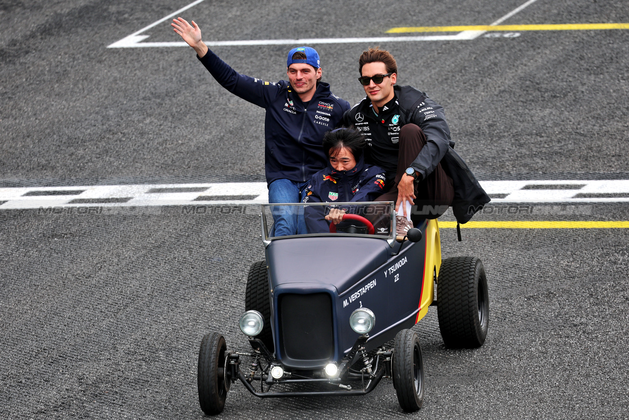 GP BRASILE, (L to R): Max Verstappen (NLD) Red Bull Racing; Yuki Tsunoda (JPN) Red Bull Racing; e George Russell (GBR) Mercedes AMG F1, on the drivers' parade.

09.11.2025. Formula 1 World Championship, Rd 21, Brazilian Grand Prix, Sao Paulo, Brazil, Gara Day.

- www.xpbimages.com, EMail: requests@xpbimages.com © Copyright: Batchelor / XPB Images