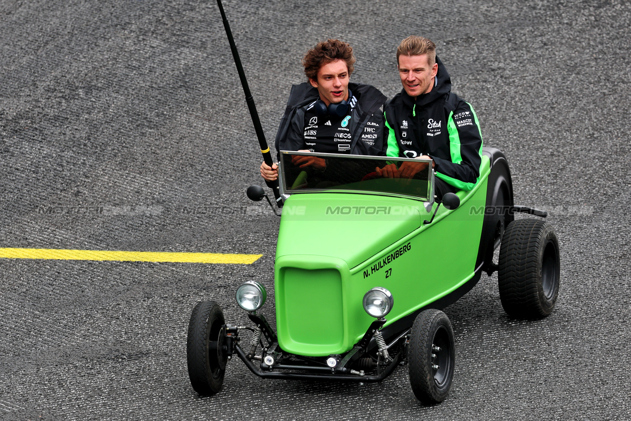 GP BRASILE, (L to R): Andrea Kimi Antonelli (ITA) Mercedes AMG F1 e Nico Hulkenberg (GER) Sauber, on the drivers' parade.

09.11.2025. Formula 1 World Championship, Rd 21, Brazilian Grand Prix, Sao Paulo, Brazil, Gara Day.

- www.xpbimages.com, EMail: requests@xpbimages.com © Copyright: Batchelor / XPB Images