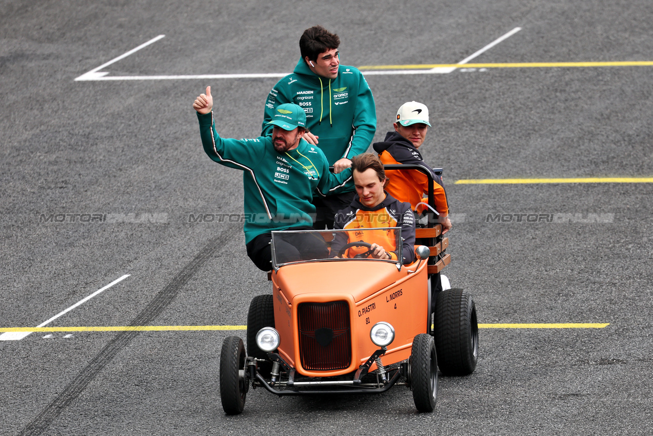 GP BRASILE, (L to R): Fernando Alonso (ESP) Aston Martin F1 Team; Lance Stroll (CDN) Aston Martin F1 Team; Oscar Piastri (AUS) McLaren; e Lando Norris (GBR) McLaren, on the drivers' parade.

09.11.2025. Formula 1 World Championship, Rd 21, Brazilian Grand Prix, Sao Paulo, Brazil, Gara Day.

- www.xpbimages.com, EMail: requests@xpbimages.com © Copyright: Batchelor / XPB Images
