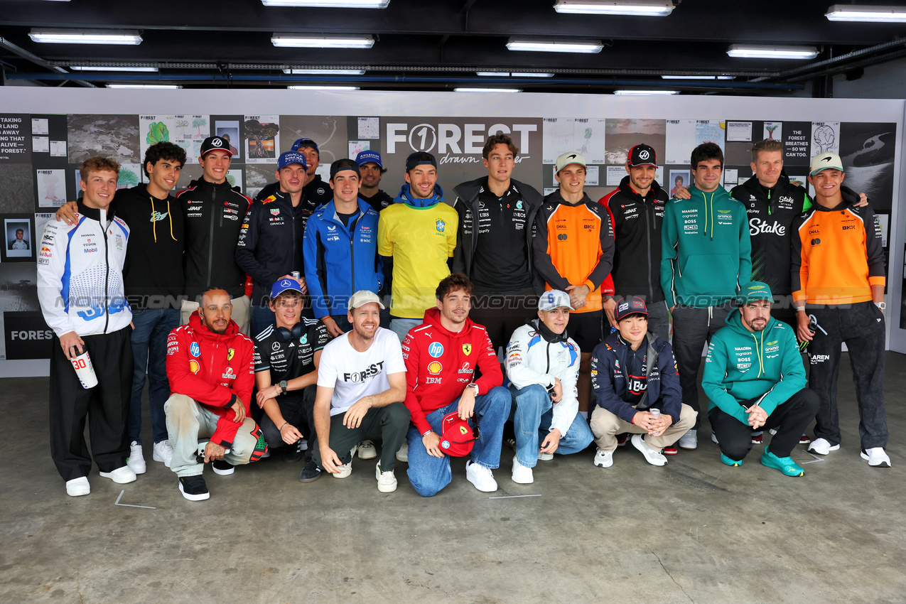 GP BRASILE, Sebastian Vettel (GER) with all the F1 drivers, promoting F1REST.
09.11.2025. Formula 1 World Championship, Rd 21, Brazilian Grand Prix, Sao Paulo, Brazil, Gara Day.
- www.xpbimages.com, EMail: requests@xpbimages.com © Copyright: Charniaux / XPB Images