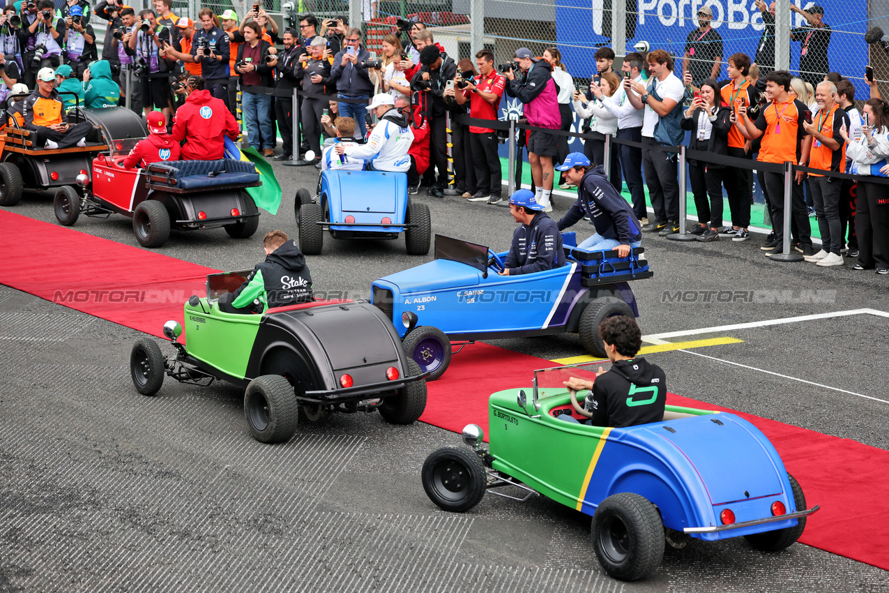 GP BRASILE, Alexander Albon (THA) Atlassian Williams Racing e Carlos Sainz (ESP) Atlassian Williams Racing on the drivers' parade with Nico Hulkenberg (GER) Sauber e Gabriel Bortoleto (BRA) Sauber.

09.11.2025. Formula 1 World Championship, Rd 21, Brazilian Grand Prix, Sao Paulo, Brazil, Gara Day.

- www.xpbimages.com, EMail: requests@xpbimages.com © Copyright: Charniaux / XPB Images