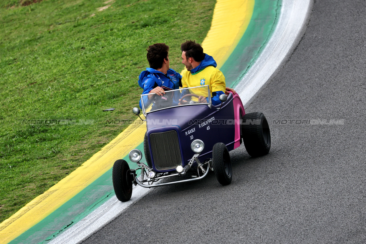 GP BRASILE, (L to R): Franco Colapinto (ARG) Alpine F1 Team with Pierre Gasly (FRA) Alpine F1 Team on the drivers' parade.

09.11.2025. Formula 1 World Championship, Rd 21, Brazilian Grand Prix, Sao Paulo, Brazil, Gara Day.

- www.xpbimages.com, EMail: requests@xpbimages.com © Copyright: Charniaux / XPB Images