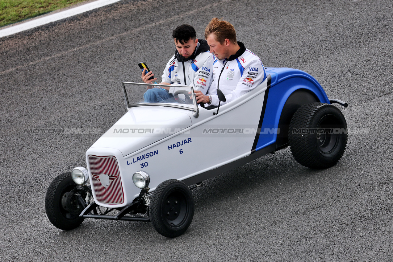 GP BRASILE, (L to R): Isack Hadjar (FRA) Racing Bulls e Liam Lawson (NZL) Racing Bulls on the drivers' parade.
09.11.2025. Formula 1 World Championship, Rd 21, Brazilian Grand Prix, Sao Paulo, Brazil, Gara Day.
- www.xpbimages.com, EMail: requests@xpbimages.com © Copyright: Charniaux / XPB Images