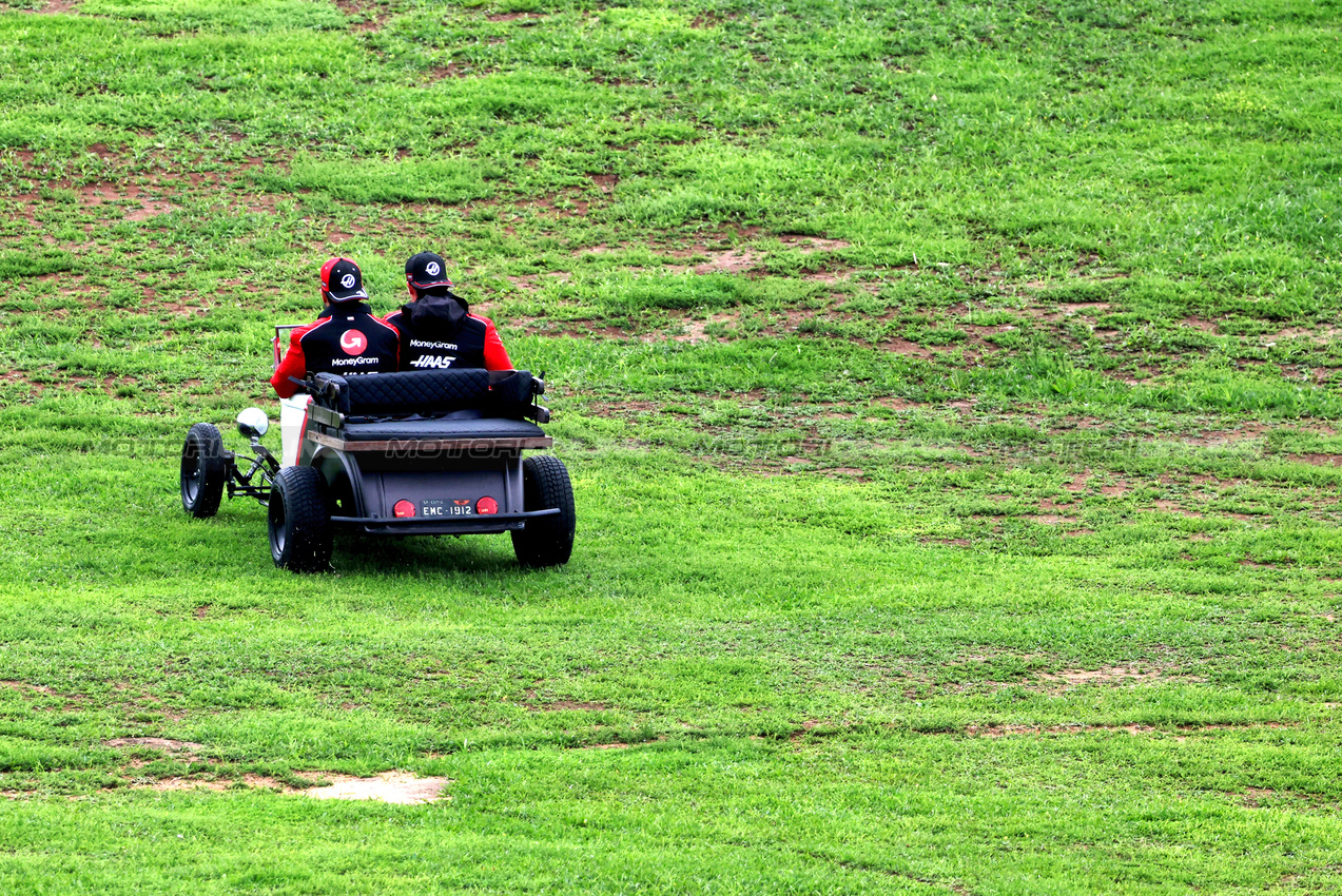 GP BRASILE, (L to R): Esteban Ocon (FRA) Haas F1 Team e Oliver Bearman (GBR) Haas F1 Team on the drivers' parade.

09.11.2025. Formula 1 World Championship, Rd 21, Brazilian Grand Prix, Sao Paulo, Brazil, Gara Day.

- www.xpbimages.com, EMail: requests@xpbimages.com © Copyright: Charniaux / XPB Images