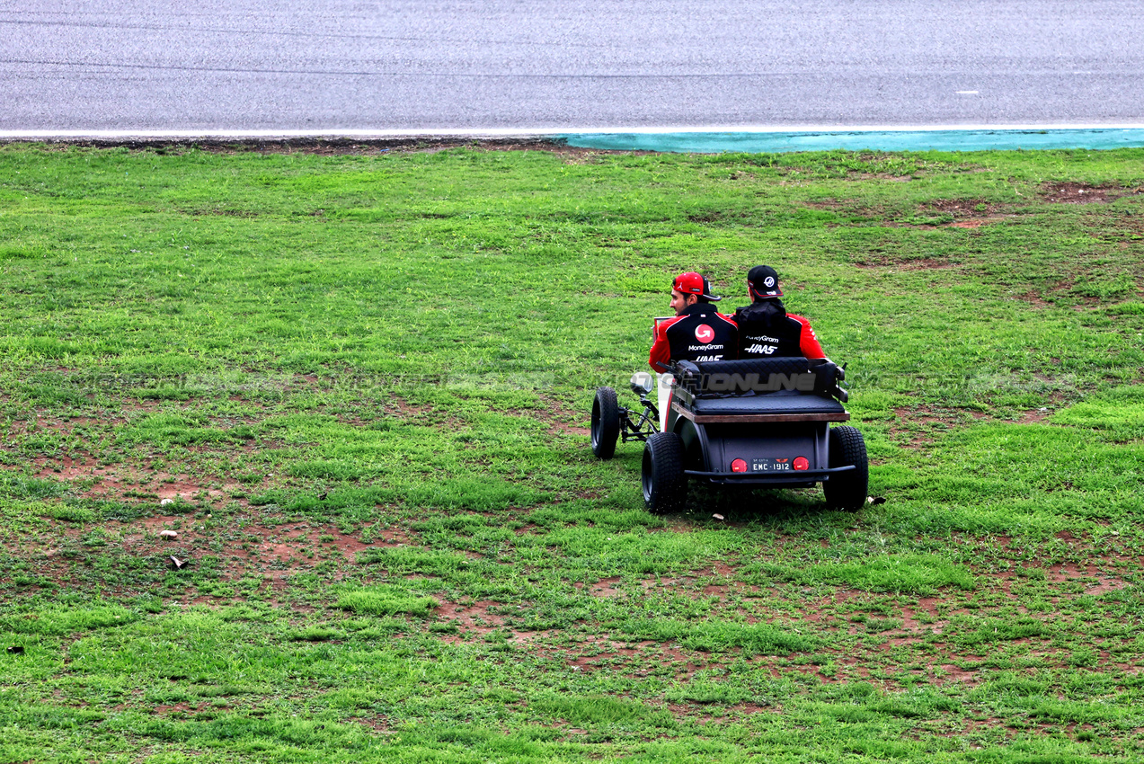 GP BRASILE, (L to R): Esteban Ocon (FRA) Haas F1 Team e Oliver Bearman (GBR) Haas F1 Team on the drivers' parade.

09.11.2025. Formula 1 World Championship, Rd 21, Brazilian Grand Prix, Sao Paulo, Brazil, Gara Day.

- www.xpbimages.com, EMail: requests@xpbimages.com © Copyright: Charniaux / XPB Images