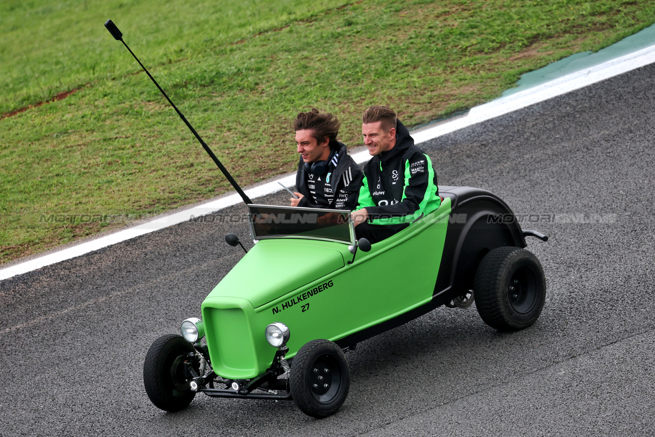 GP BRASILE, (L to R): Andrea Kimi Antonelli (ITA) Mercedes AMG F1 e Nico Hulkenberg (GER) Sauber on the drivers' parade.

09.11.2025. Formula 1 World Championship, Rd 21, Brazilian Grand Prix, Sao Paulo, Brazil, Gara Day.

- www.xpbimages.com, EMail: requests@xpbimages.com © Copyright: Charniaux / XPB Images
