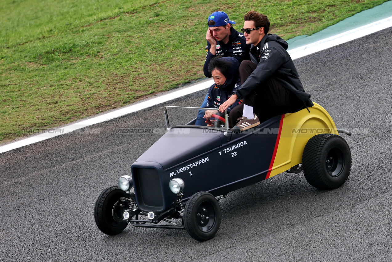 GP BRASILE, Yuki Tsunoda (JPN) Red Bull Racing with Max Verstappen (NLD) Red Bull Racing e George Russell (GBR) Mercedes AMG F1 on the drivers' parade.

09.11.2025. Formula 1 World Championship, Rd 21, Brazilian Grand Prix, Sao Paulo, Brazil, Gara Day.

- www.xpbimages.com, EMail: requests@xpbimages.com © Copyright: Charniaux / XPB Images